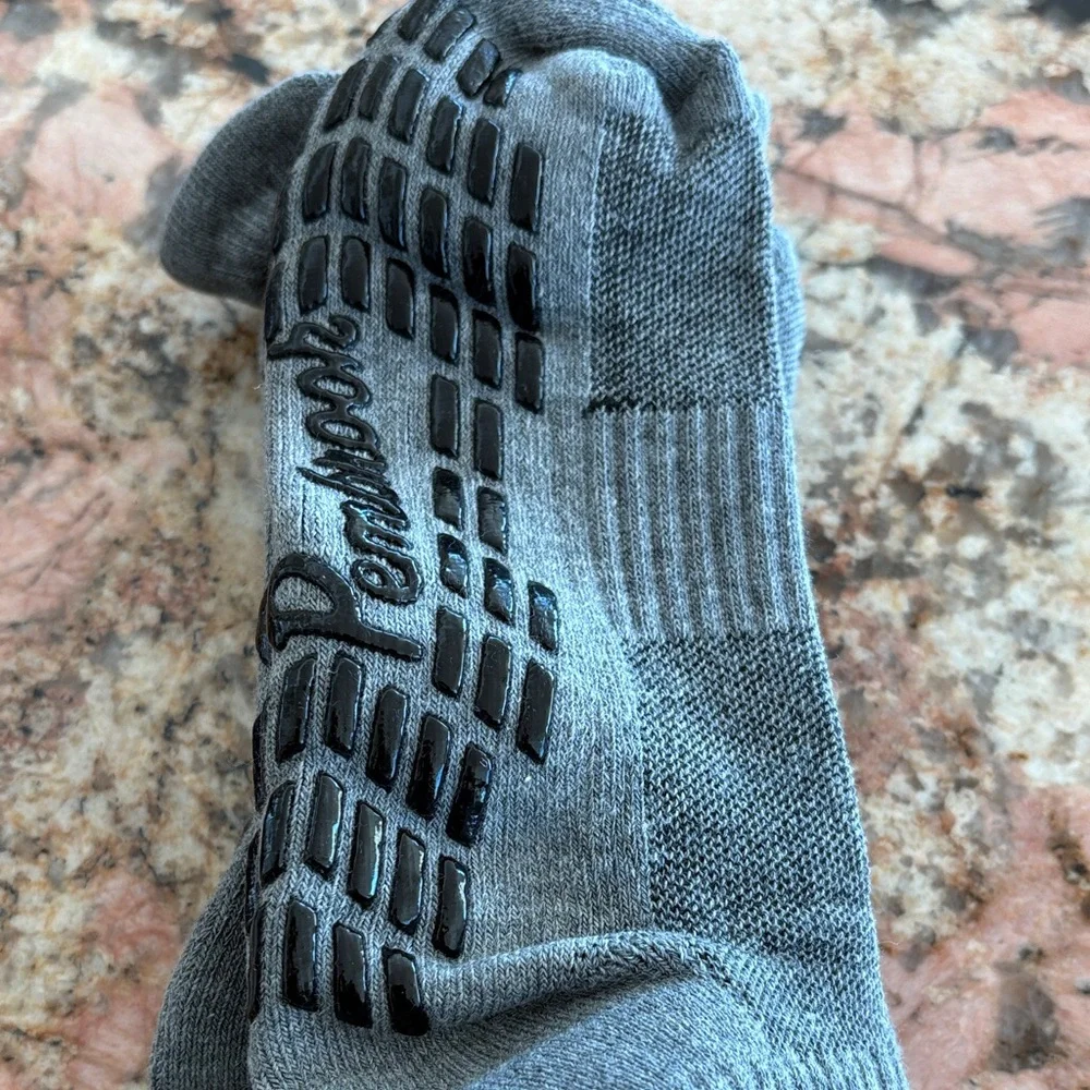 Men's Pembrook Gray Non-Skid Socks 4 pairs Size S/M